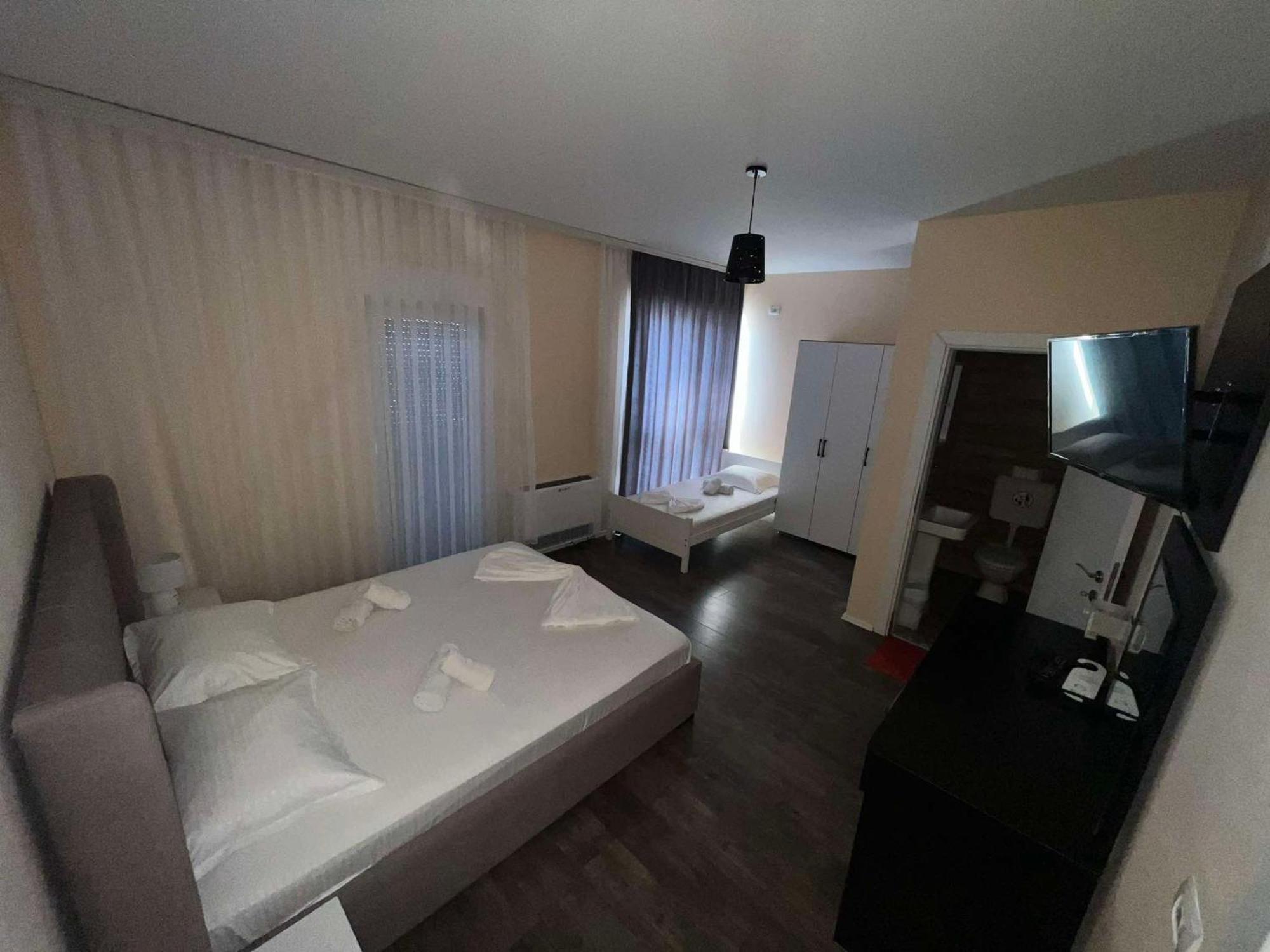 Hotel & Restaurant Frida Gjakova Extérieur photo